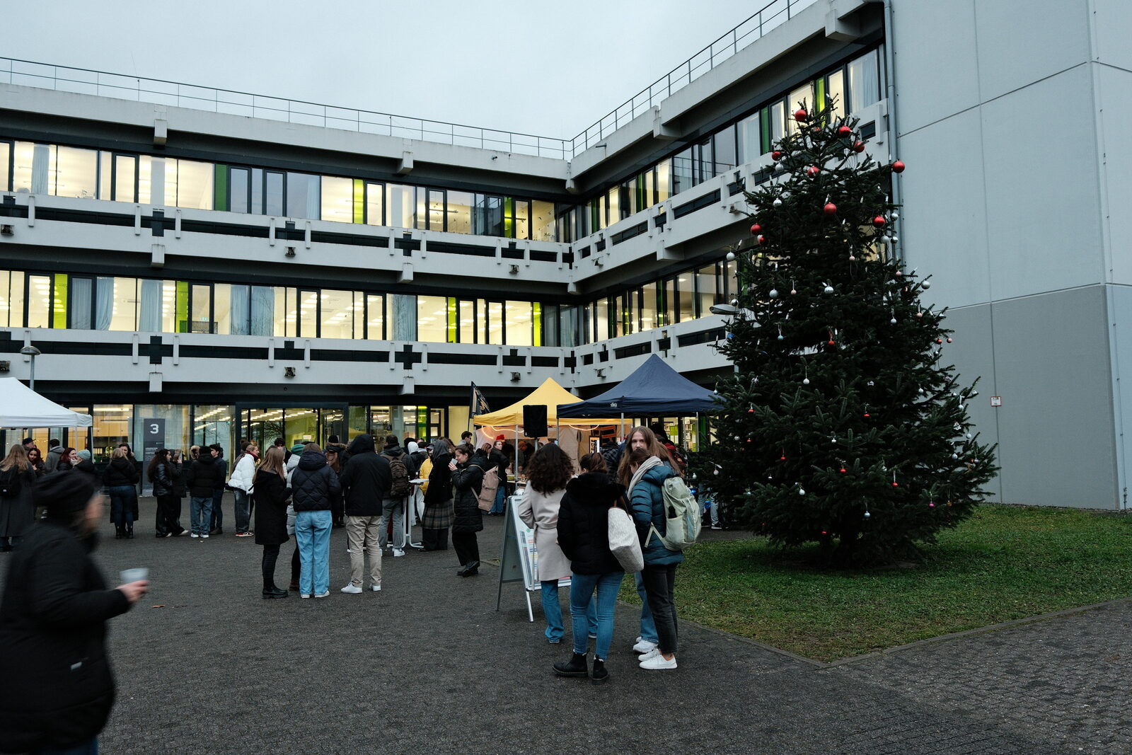 Innenhof der Hochschule Reutlingen mit Studierenden