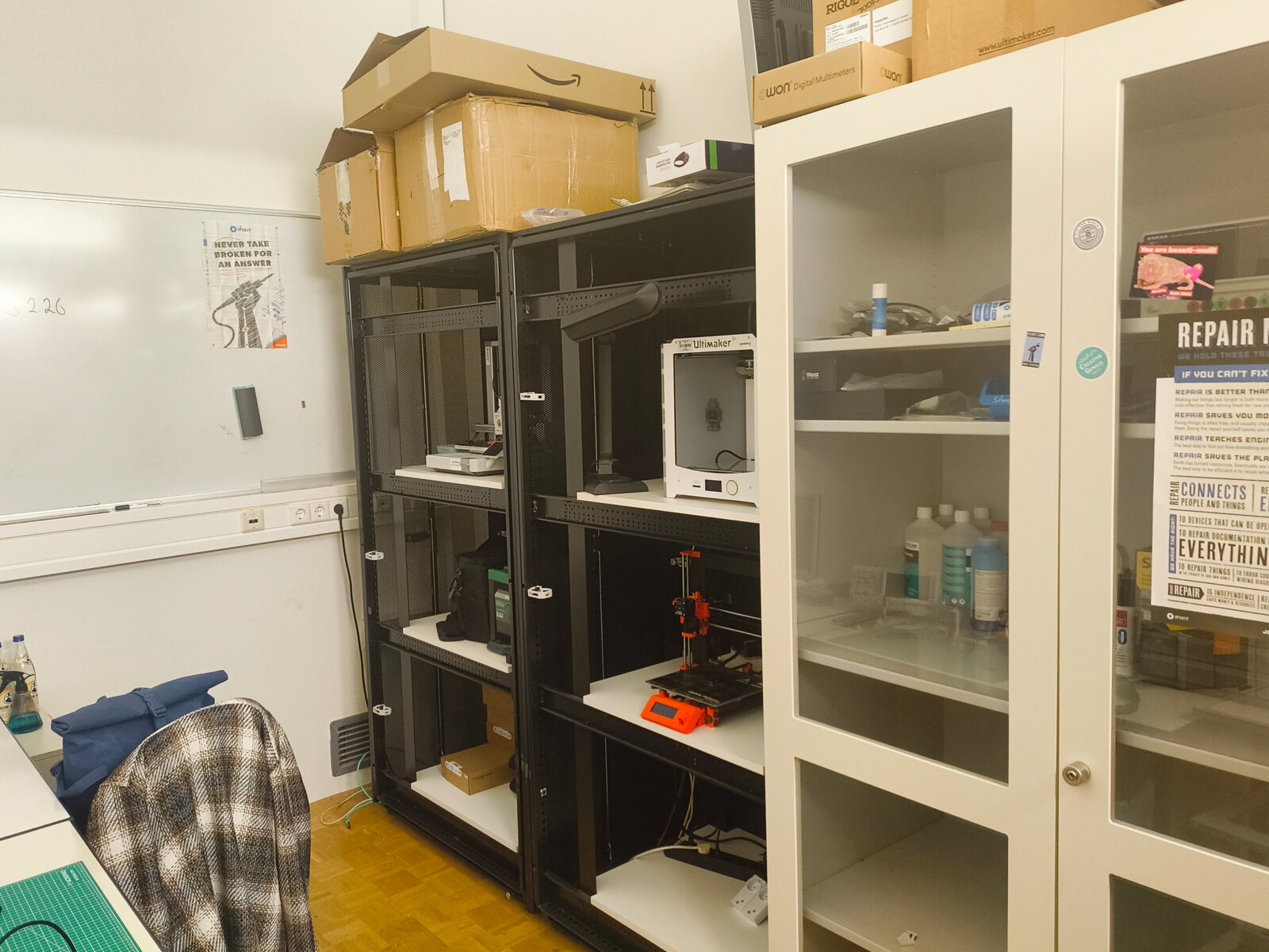 MAKERSpace Raum 9-229 mit 3D-Druckern